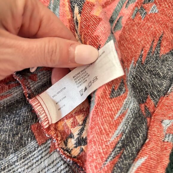 Mountain and Isles size medium Aztec style flannel style button down medium - Picture 2 of 5